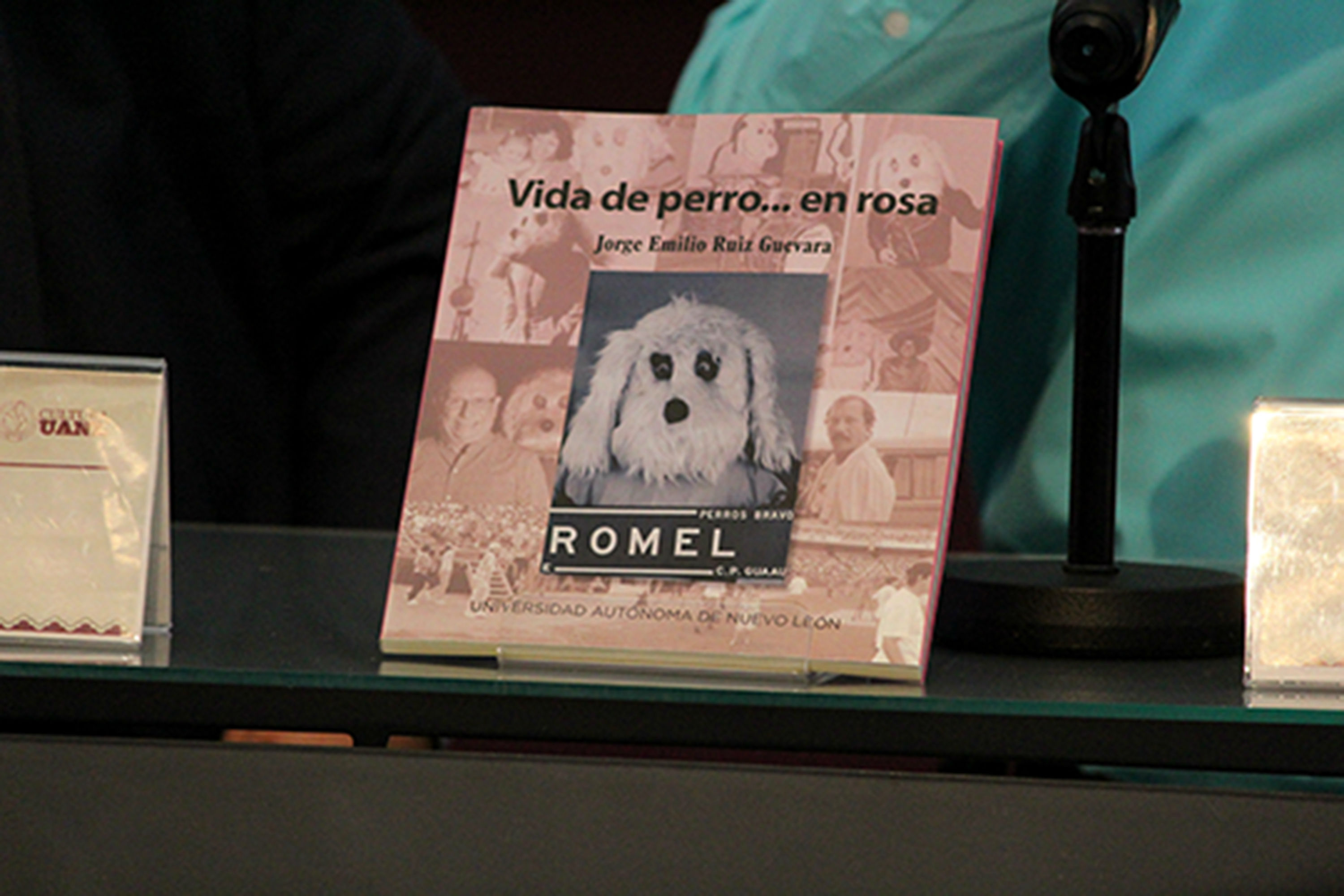 Romel presenta su “Vida de perro… en rosa”