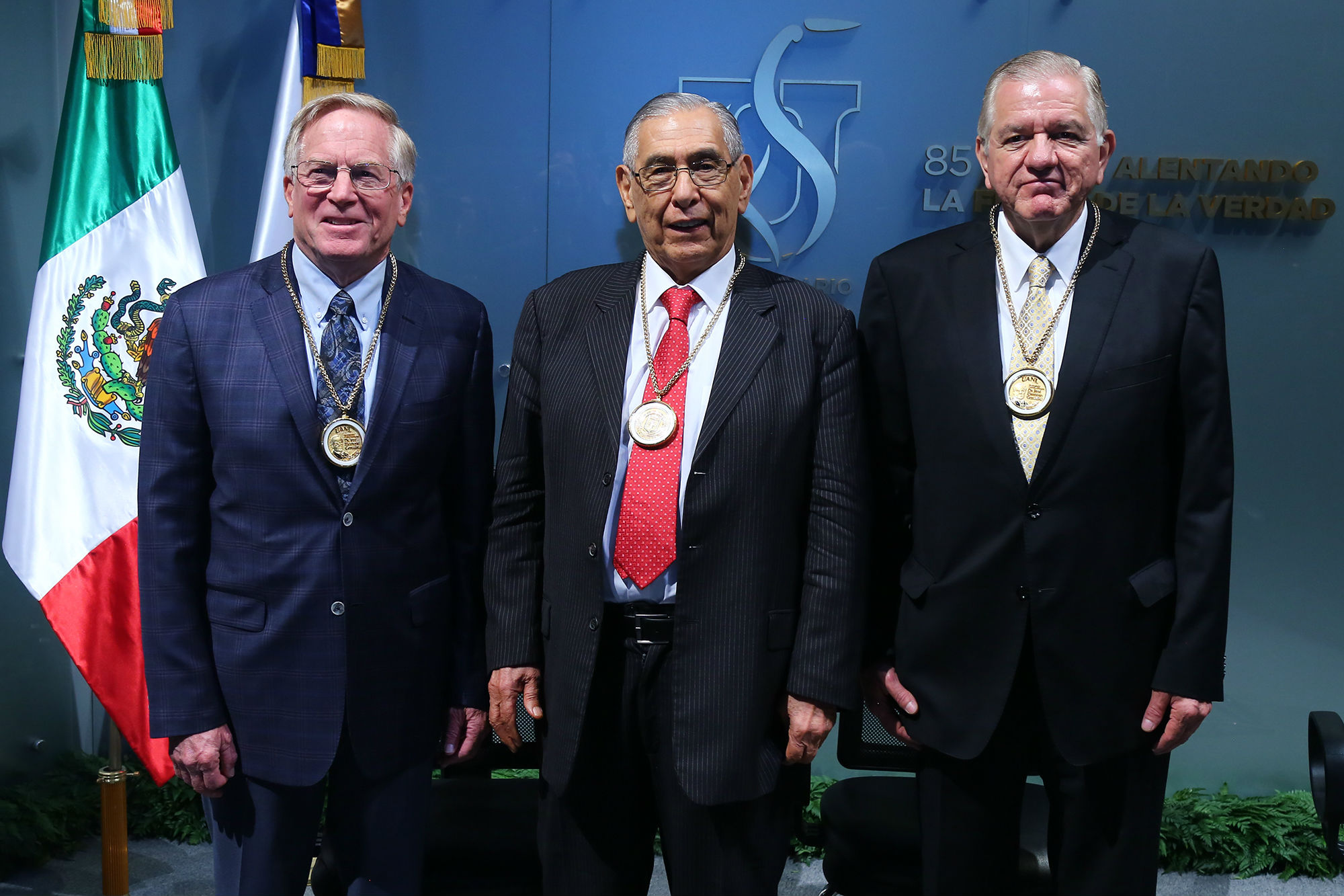 Entrega UANL medalla “Dr. José Eleuterio González”