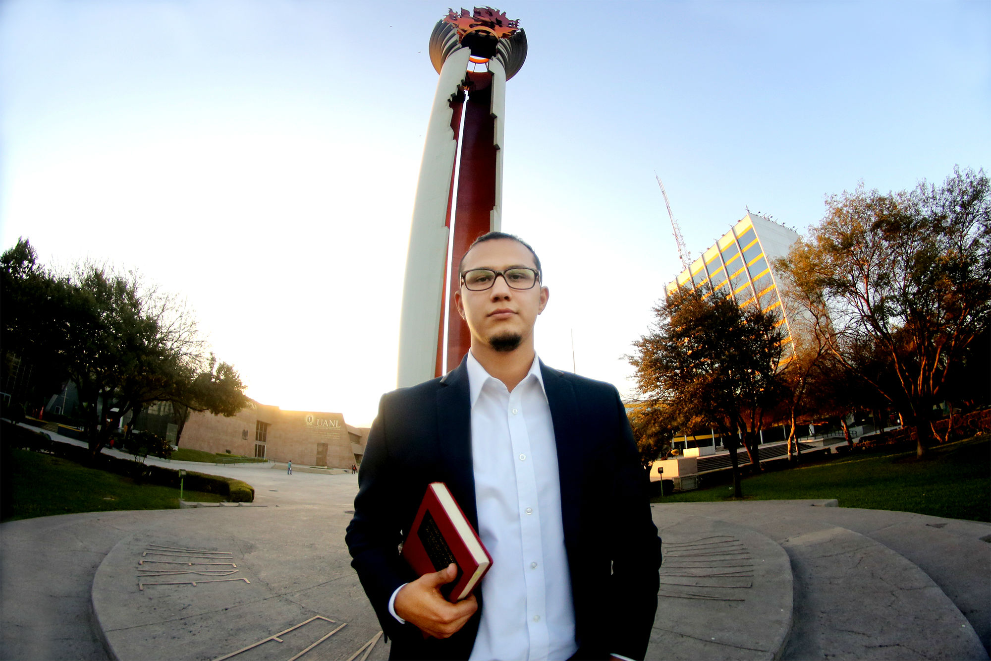 Israel Villanueva, un estudiante de tiempo completo