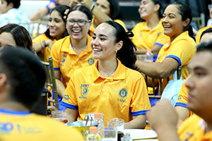 Celebra Rector de la UANL triunfo de la Universiada con deportistas