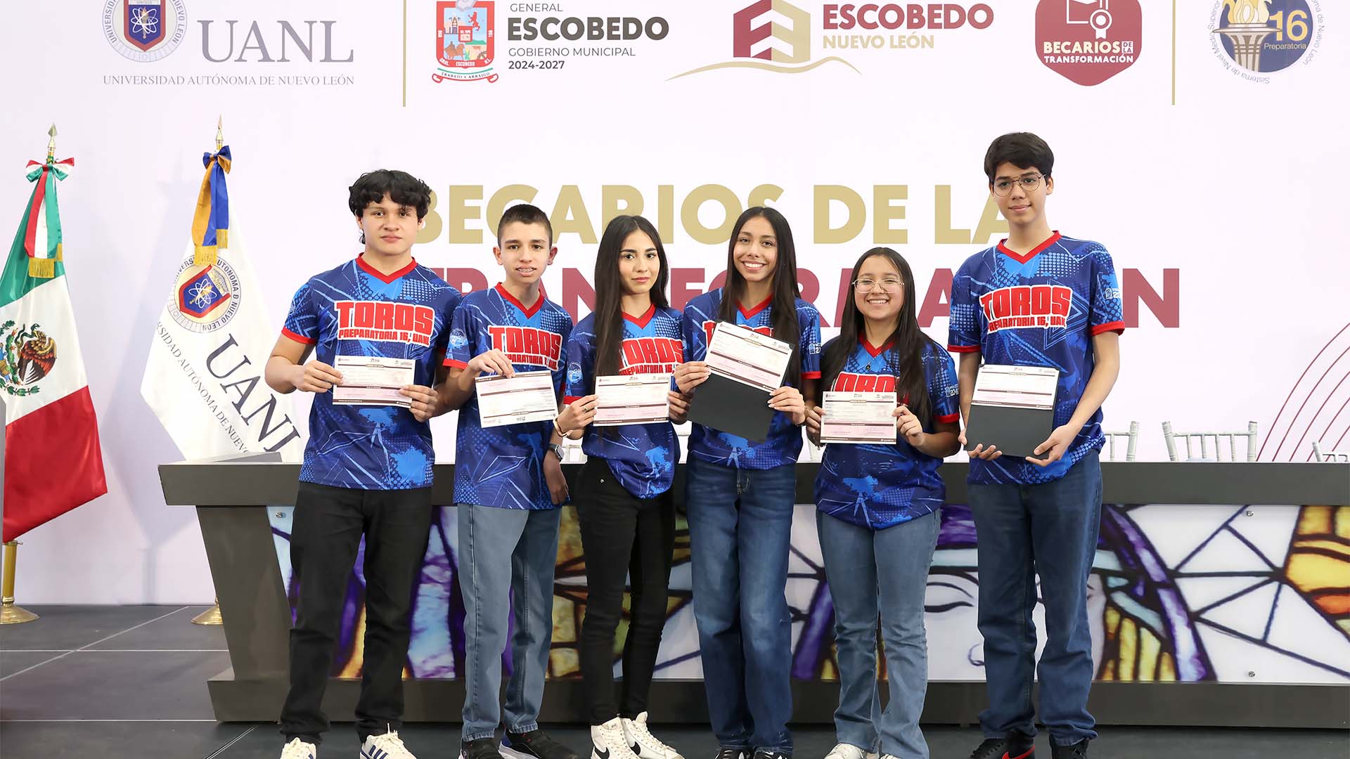 Reciben becas alumnos de Preparatoria 16